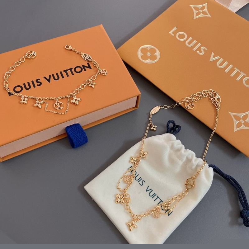 Ba*len*cia*ga necklaces